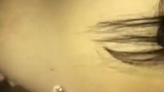 Budak kecil kencing dalam tandas