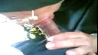 Awek tudung cuba hisap batang