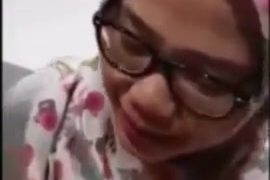 Gadis tudung kolom batang air manis