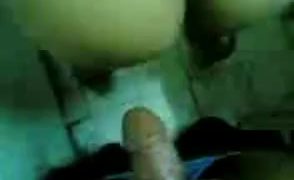 Awek main dalam tandas