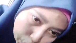 Awek melayu bertudung hisap kamera