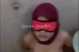 Malay tudung girl minum air kencing