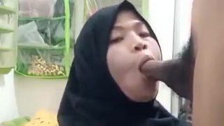 Wanita bertudung rakam video sambil menghisap batang