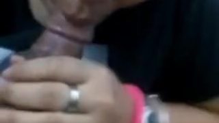 Wanita matang bekerja dengan tangan dan mulutnya