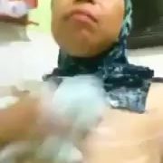 Awek malay tudung tengah mandi bogel