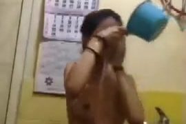 Awek melayu mandi bogel