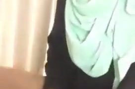 Dia membuatkan isteri tudungnya menjilat batangnya