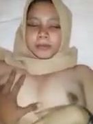 Dia meniduri faraj berbulu isteri hijabnya sehingga terpancut