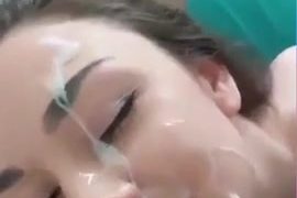 Dia meniduri mulut perempuan jalang cantik itu dan merangkap mukanya