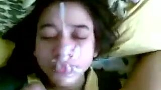 Dia pancut pada muka gadis melayu itu dan menidurinya dengan kuat