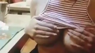 Gadis melayu menunjukkan buah dadanya di khalayak ramai