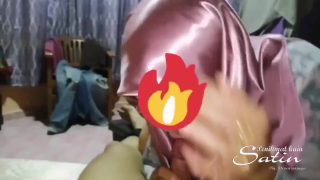 Melayu berhijab yang menjilat ayam itu kemudian memasukkan batang ke dalam dirinya