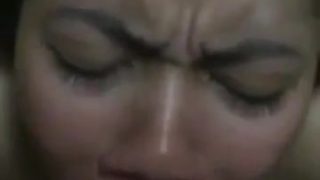 Gadis melayu muda menghisap teman lelakinya