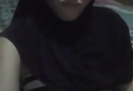 Si cantik berhijab bermain dengan pukinya yang panas