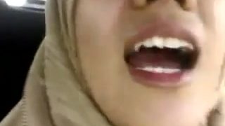 Awek melayu berhijab bersetubuh di dalam kereta