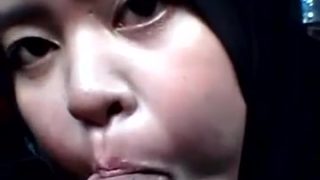 Melayu muda berhijab jilat batang besar