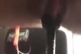 Perempuan murahan melayu duduk dalam gear kereta