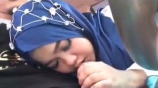 Melayu berhijab melakukan blowjob dalam kereta