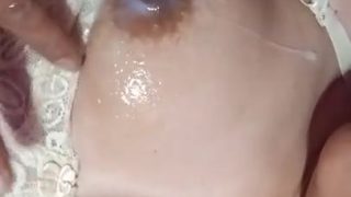 Saya menumpahkan air mani saya pada puting isteri saya
