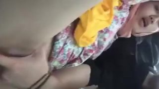 Gadis melayu bertudung kena jari dalam kereta
