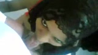Wanita hijab dalam pakaian dalam sexy memberikan sex oral
