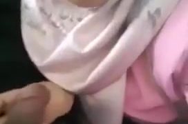 Awek tudung telan air pancut dalam mulut