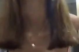 Gadis melayu yang cantik dan manis bercinta sambil berdiri