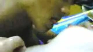 Menjilat faraj berbulu teman wanitanya