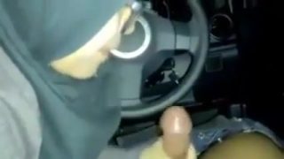 Guru hijab blowjob dalam kereta