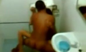 Pasangan melayu bersetubuh dalam bilik air video seks skandal
