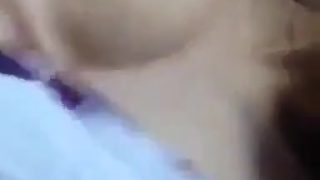 Bermain dengan buah dadanya yang cantik