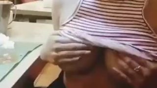 Perempuan murahan menunjukkan buah dadanya yang cantik