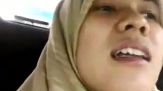 Wanita melayu berhijab kena fucked dalam kereta