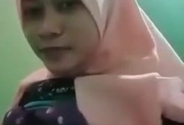 Gadis melayu hijab suka bermain dengan payudara besarnya