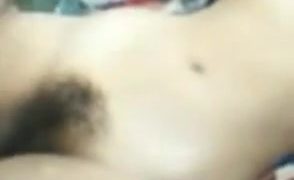 Dia membasahkan pukinya yang berbulu menggunakan lidah teman lelakinya