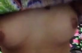 Dia merakam video payudaranya untuk teman lelakinya