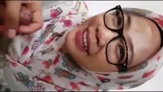 Gadis hijab Muslim memberikan kepala dan mendapat jizzed