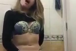 Gadis malaysia cantik melancap dalam bilik air