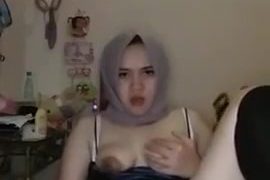 Horny malay slut fingers her hot pussy