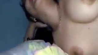 Lelaki dengan batang tebal menyakitkan awak