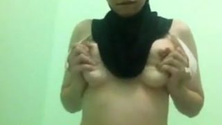 Orang asia hijab muslim membuka pakaian video bogel