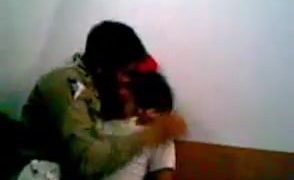 Pegawai polis asia mengganggu seorang wanita banduan