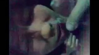 Gadis tudung melayu sedang menerima rawatan muka