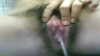 Malay milf melancap kencing