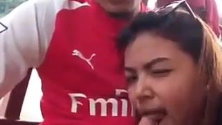 Budak jersi arsenal memberikan seks oral kepada teman wanitanya