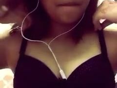 Wanita melayu berpayudara besar bermain dengan payudaranya di secara langsung