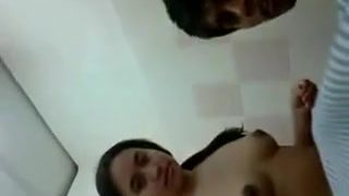 Seks bilik air dengan gadis melayu manis