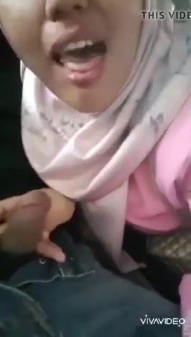 Air mani di mulut gadis muslimah berhijab
