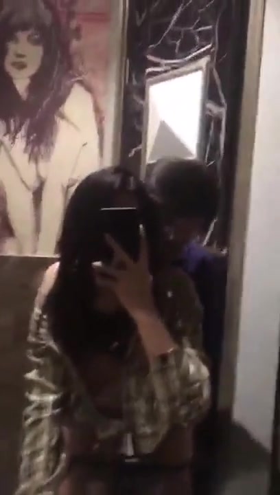 Pasangan melayu bercinta di hadapan cermin