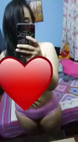 Perempuan melayu telanjang dalam bilik tidur